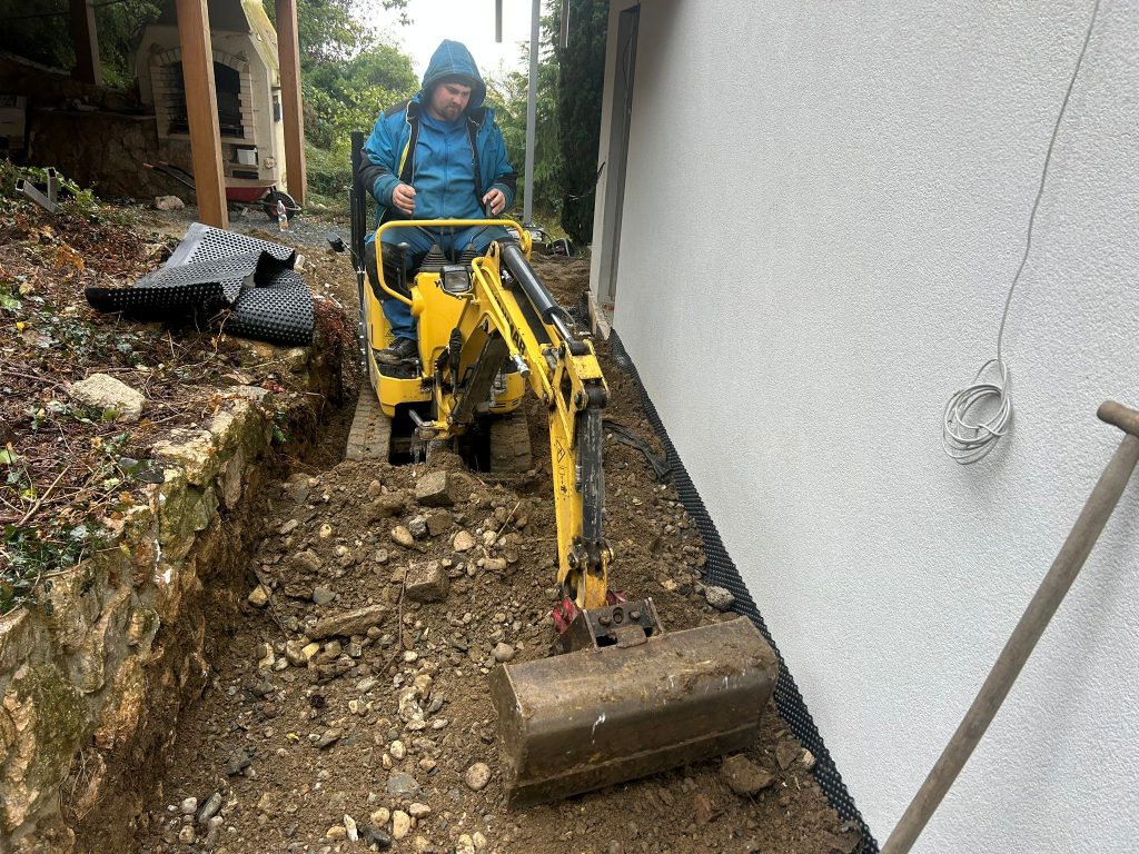 Úprava okolního terénu u domu