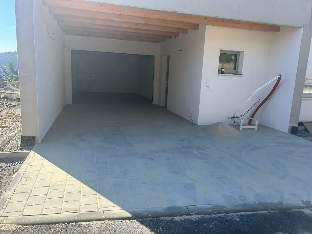 Zámková dlažba kolem domu