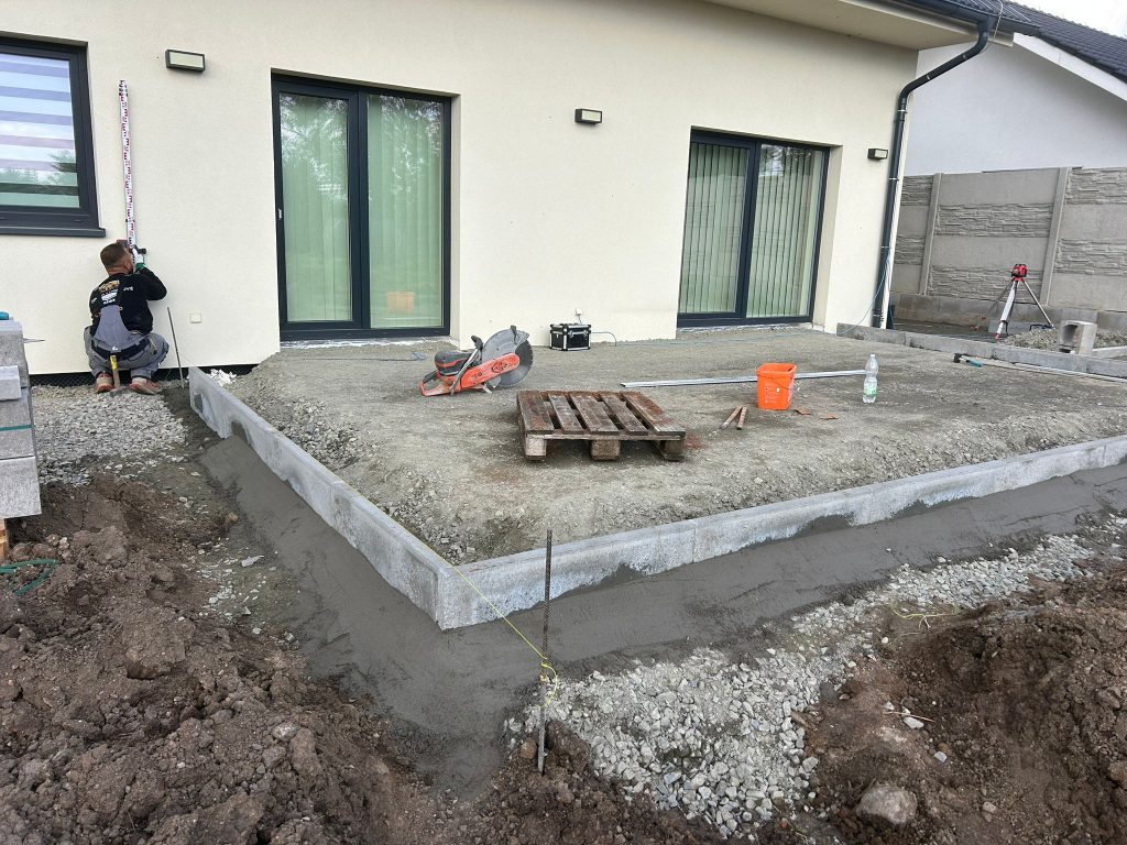 Vykopání, zapojení a zasypáni retenční nádrže kolem RD