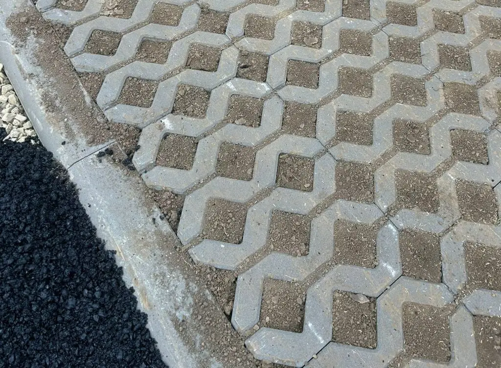 Výstavba parkovacího pásu + oprava asfaltu